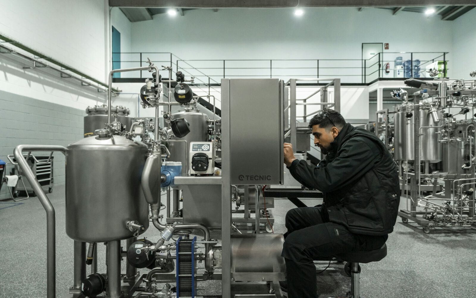 Techniker bei Wartung und Prüfung einer elektrischen Industriemaschine