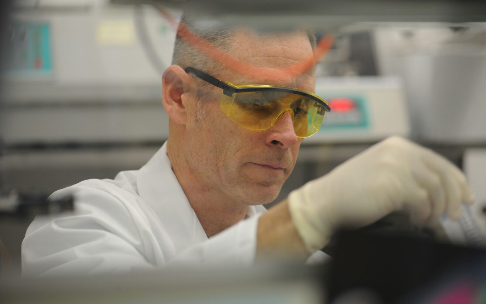 Laborarbeit mit Schutzhandschuhen beim sicheren Umgang mit Chemikalien