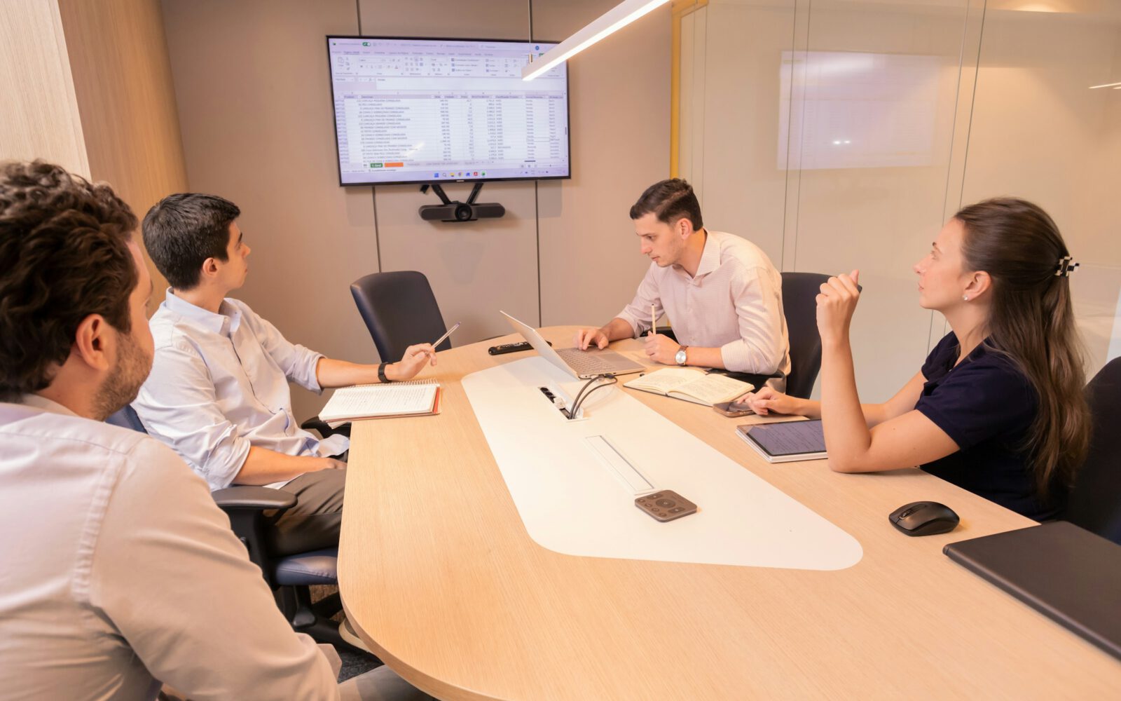 Managementteam bei der gemeinsamen Prüfung von Dokumenten und Kennzahlen